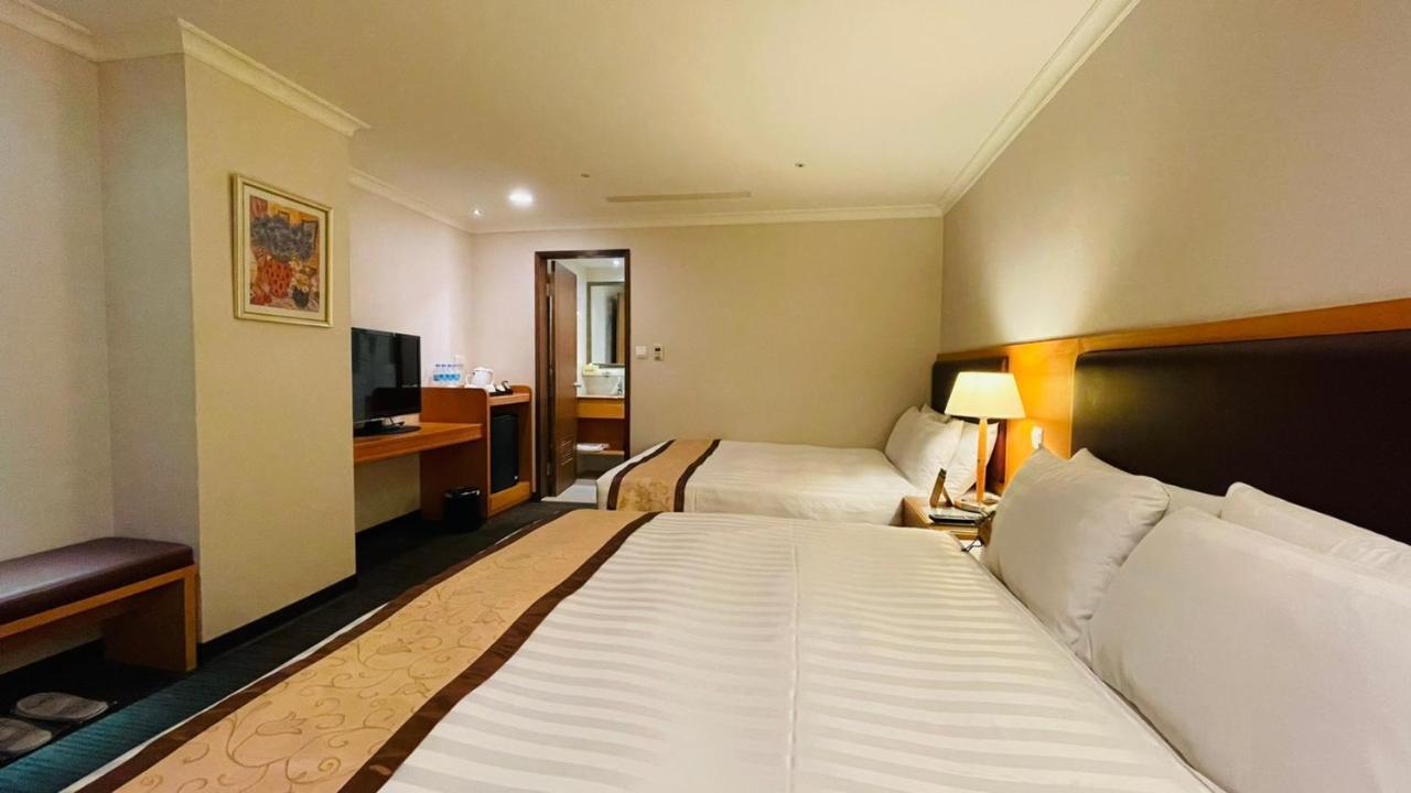 Fuward Hotel Tainan Bagian luar foto