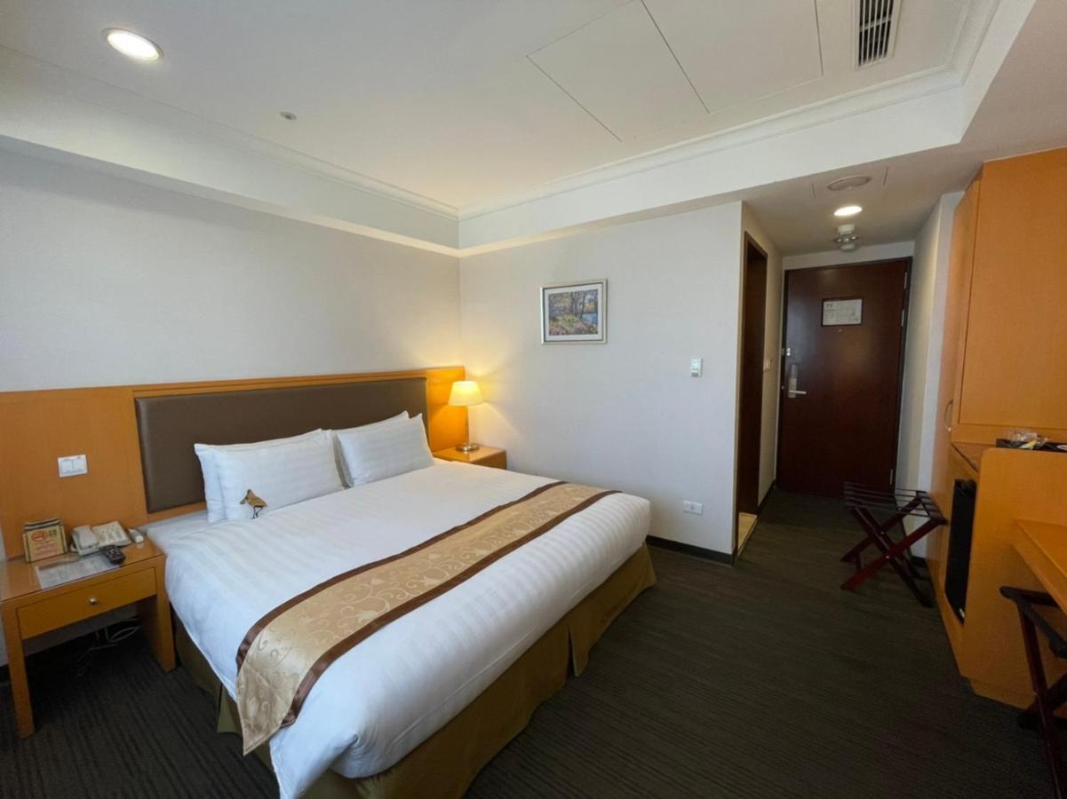 Fuward Hotel Tainan Bagian luar foto