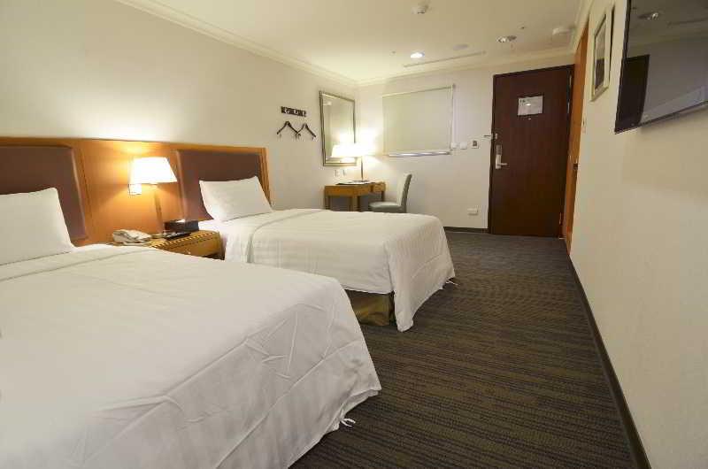 Fuward Hotel Tainan Bagian luar foto