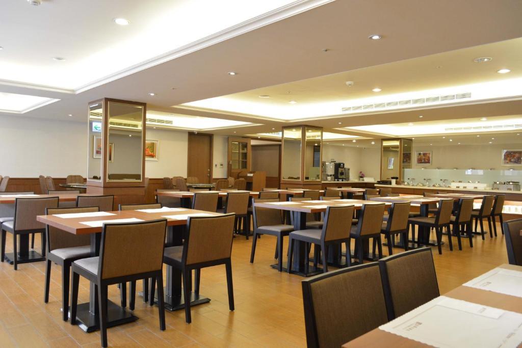 Fuward Hotel Tainan Bagian luar foto