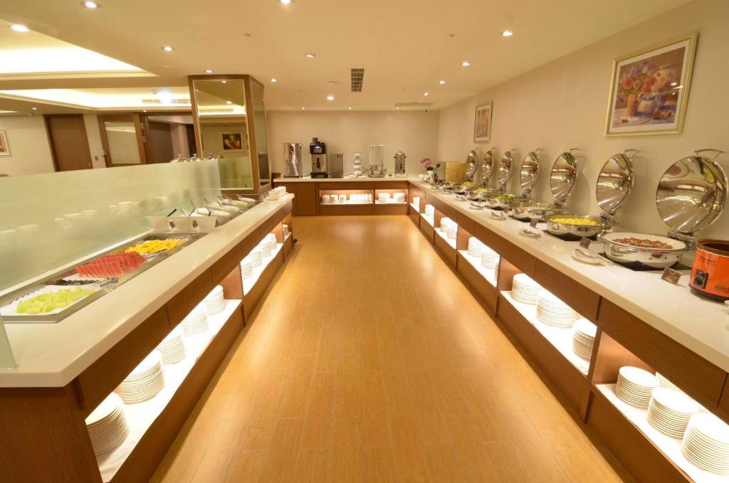 Fuward Hotel Tainan Bagian luar foto
