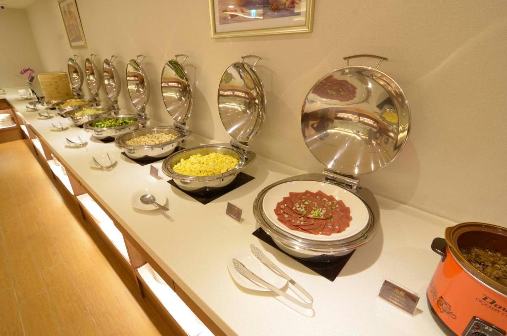 Fuward Hotel Tainan Bagian luar foto