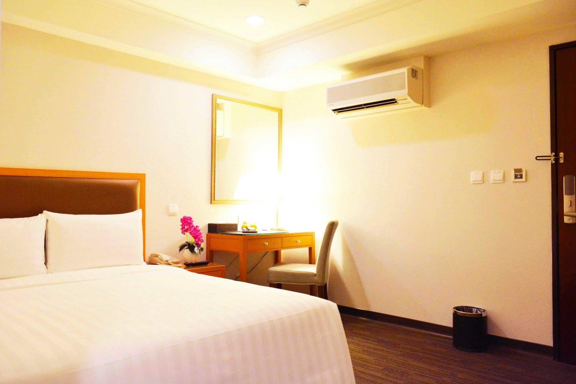 Fuward Hotel Tainan Bagian luar foto