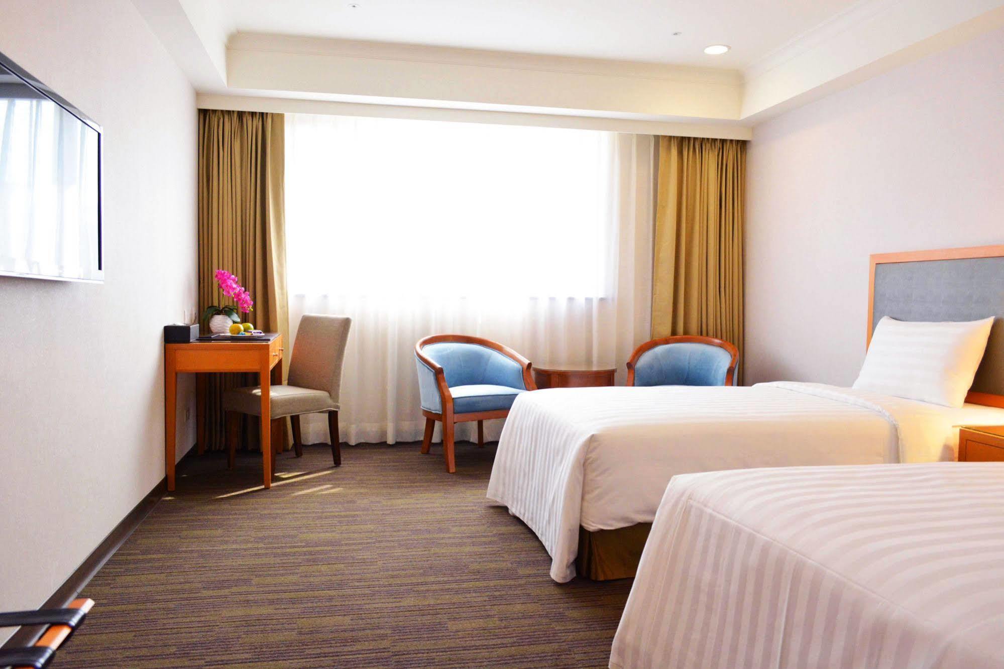 Fuward Hotel Tainan Bagian luar foto