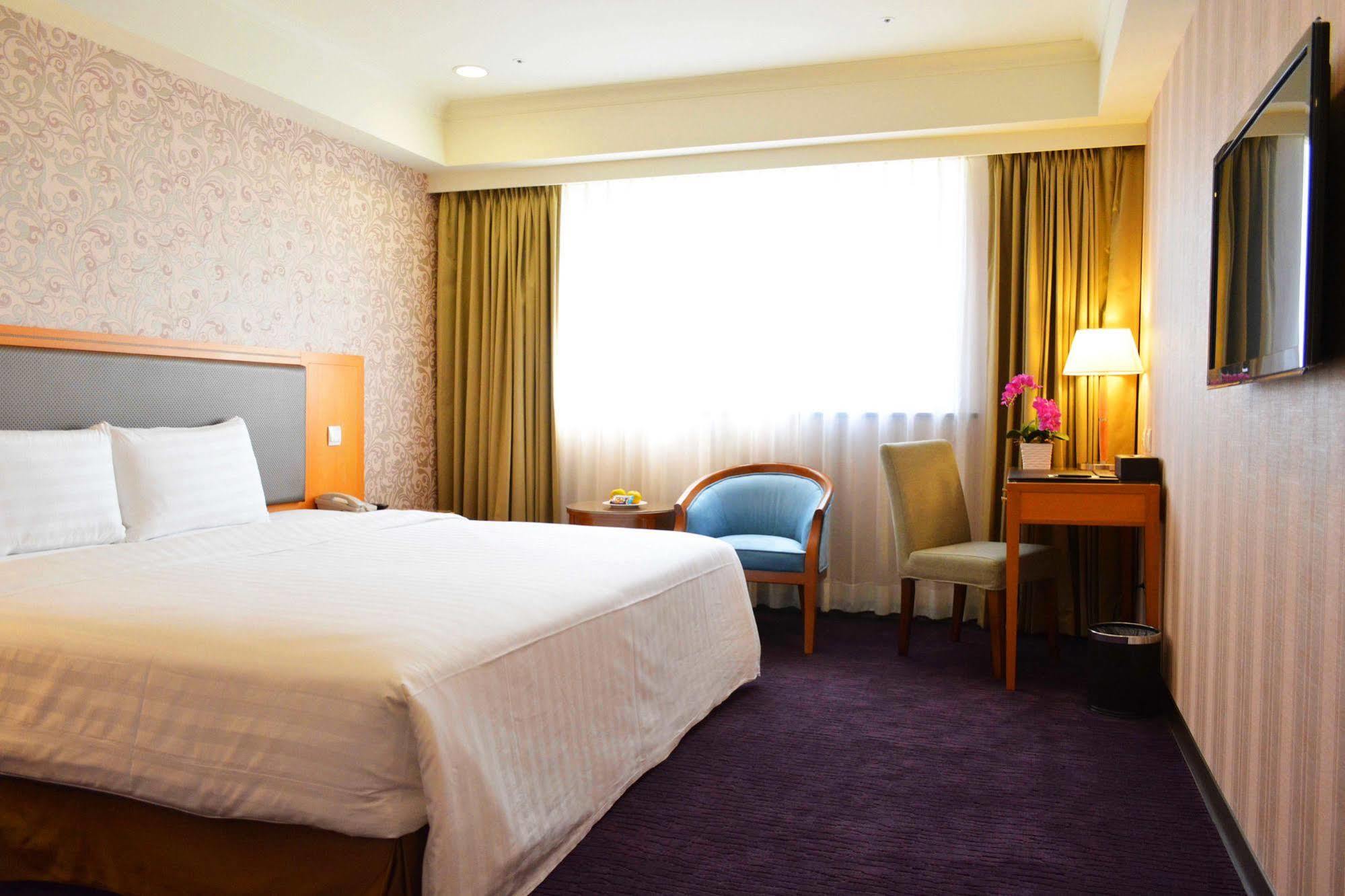 Fuward Hotel Tainan Bagian luar foto