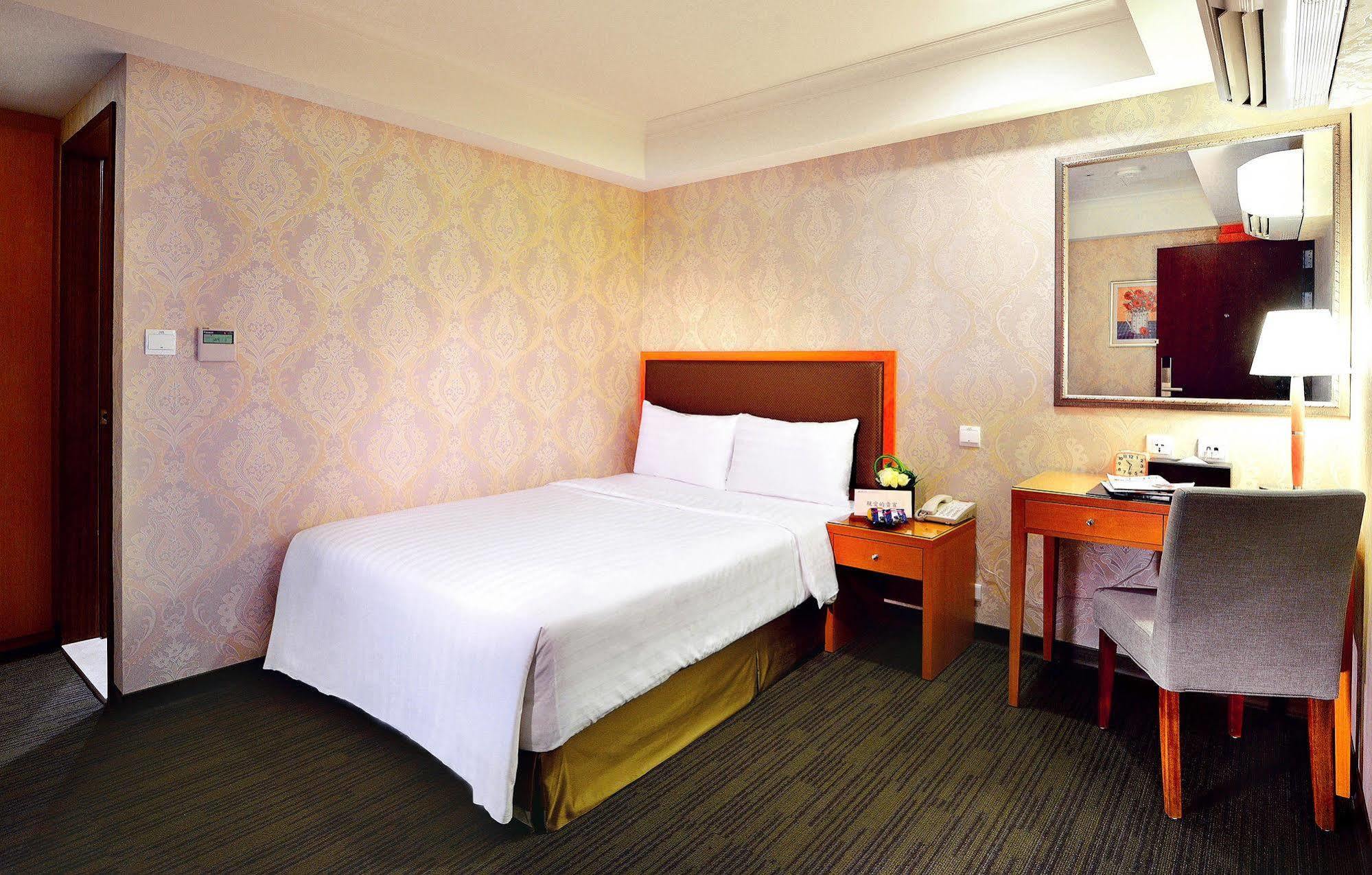 Fuward Hotel Tainan Bagian luar foto
