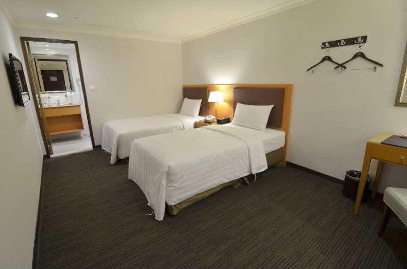 Fuward Hotel Tainan Bagian luar foto